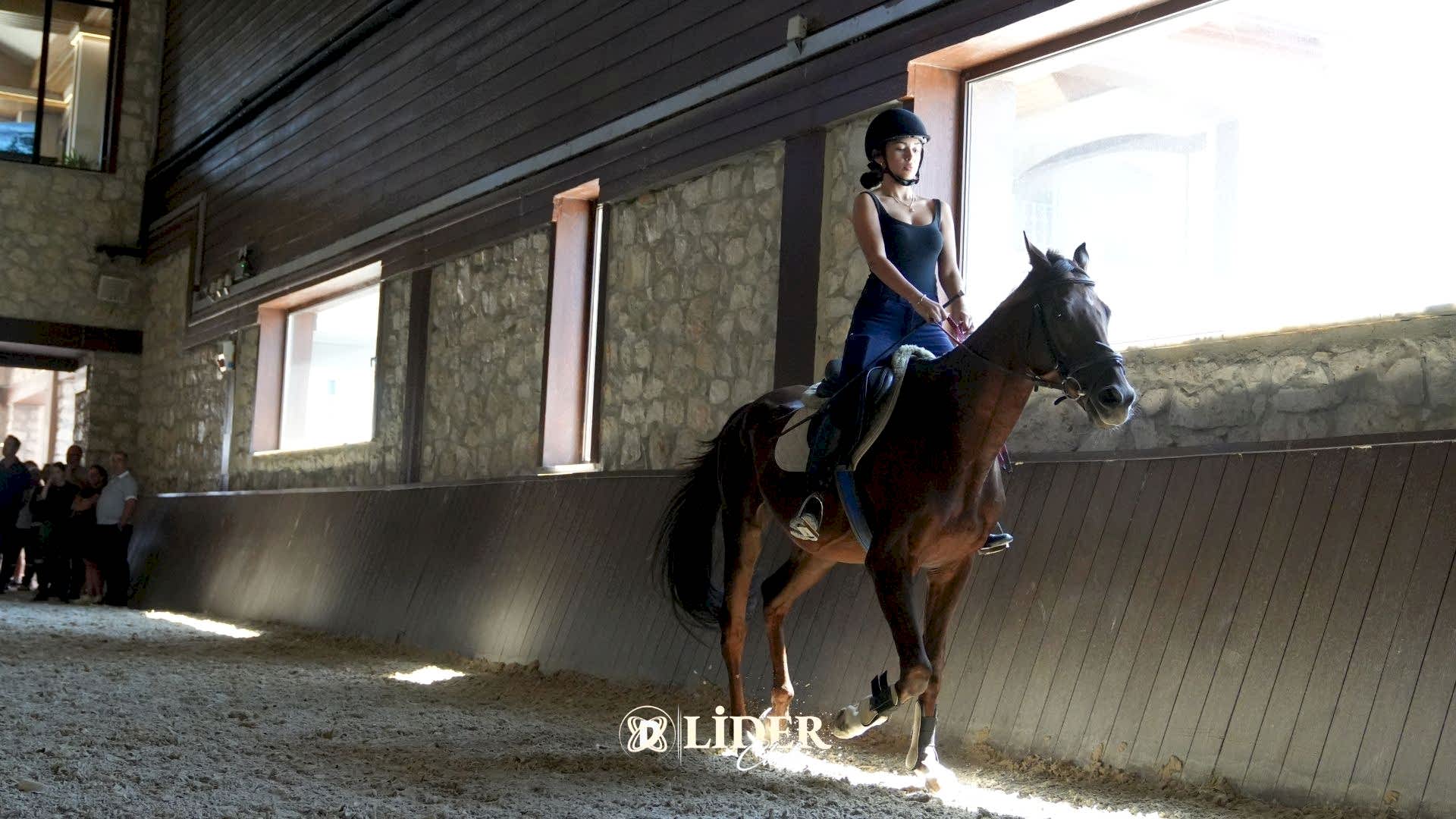 Binicilik Turu Deneyimi: İlk Kez At Sırtına Geçenler Ne Beklemeli?