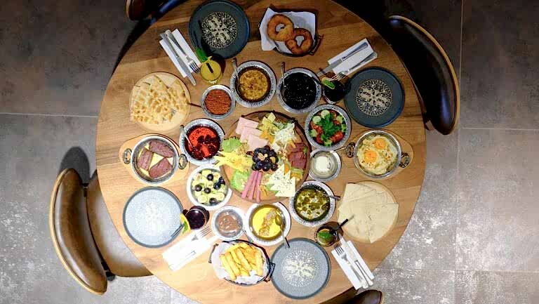 Çatalca’da Yerel Lezzetler: Saklı Sofra’da Kahvaltı Menü İncelemesi