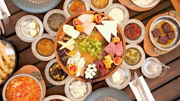 Çatalca Kahvaltı Mekânı: Saklı Sofra’da Serpme Kahvaltının Tadına Varın