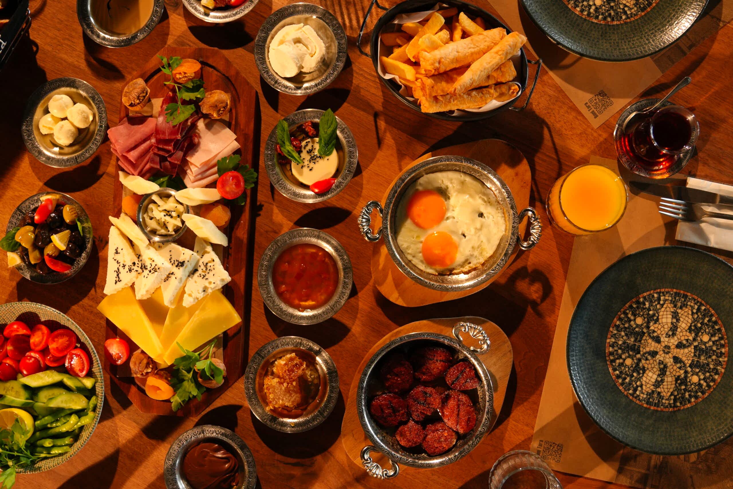 Saklı Sofra’da Doğal Serpme Kahvaltı: Lezzetin ve Huzurun Buluşması